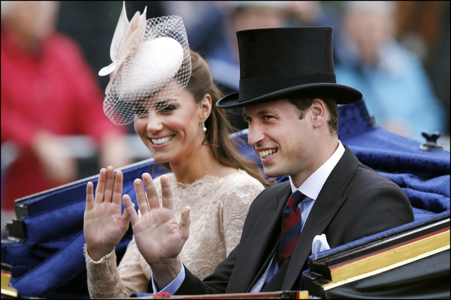 2012-06-05T141205Z_1859581752_GM1E8651PW801_RTRMADP_3_BRITAIN-QUEEN.jpg