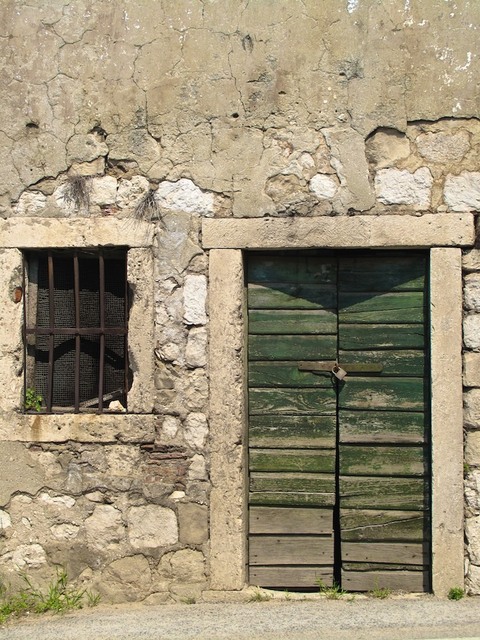 Fachada velha com porta verde