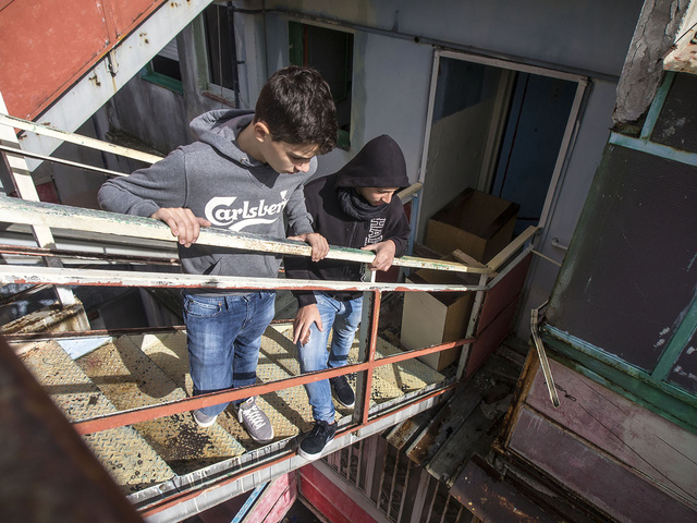 Bambini sulle scale delle Vele di Scampia