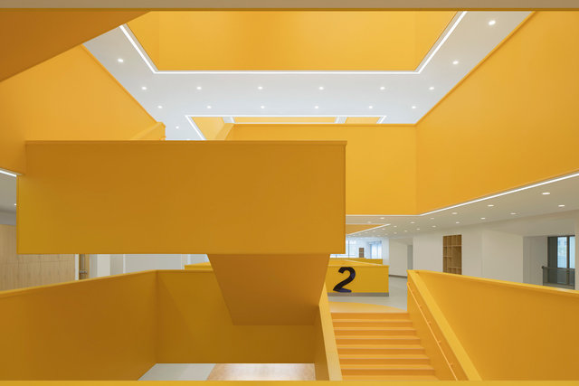(摄影师夏至）崇文26_楼梯的悬空设计，让学生体验到简洁的力学美感.jpg