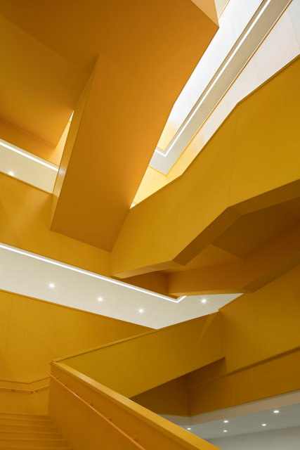 (摄影师夏至）崇文29_中轴线楼梯用了三种基本形态的楼梯形式，组合出了富有动感的空间.jpg