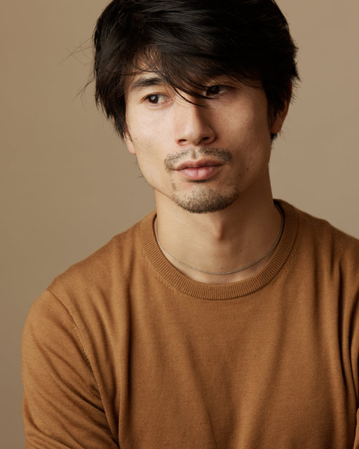 スタジオ　背景に影なし　顔にやや影