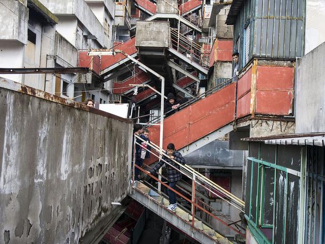 Bambini sulle scale all'interno delle Vele di Scampia