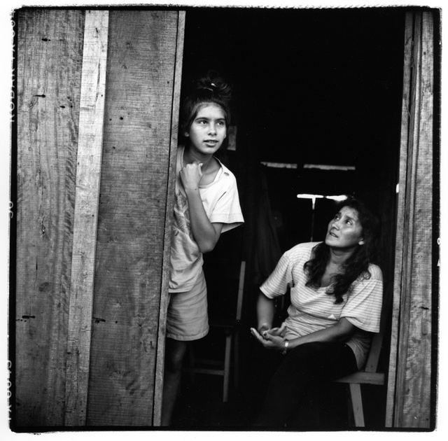 Arg., 2 girls at door237.jpg