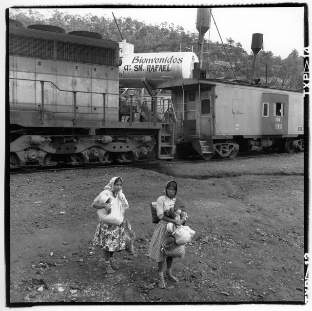 Mex, big train, 2 ladies234.jpg
