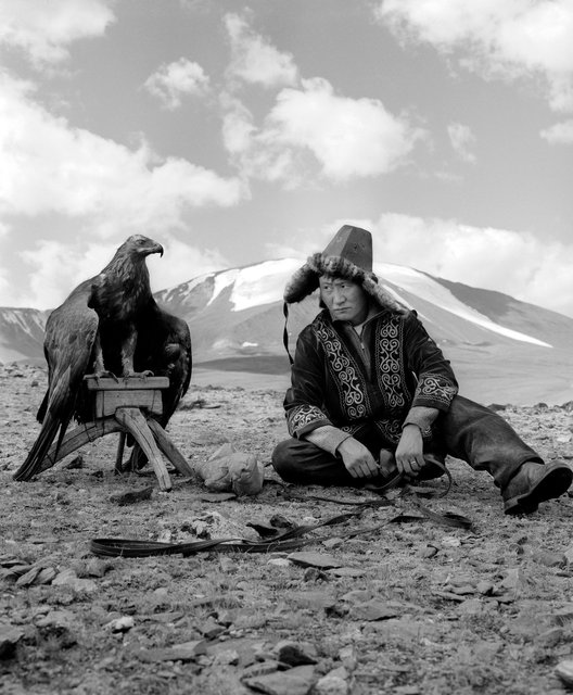 Bayamandai Posing With His Golden Eagle © Jeroen Toirkens