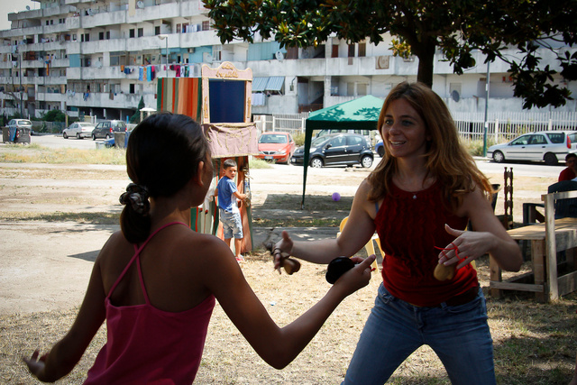 Bambine danzano la tarantella durante la festa organizzata da Davide nelle Vele di Scampia