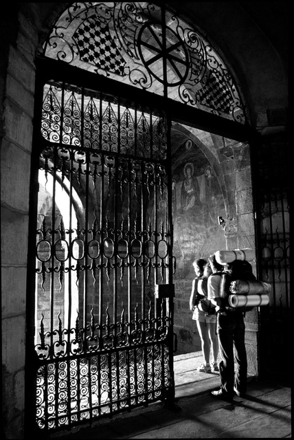 Départ de deux pèlerins, cathédrale, Le Puy-en-Velay, France
