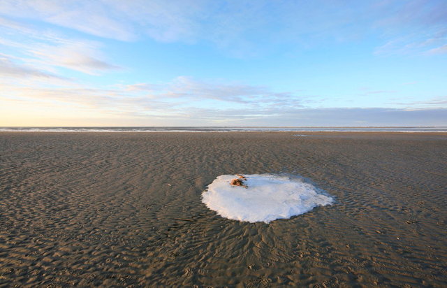 sneeuw op strand schiermonnikoog