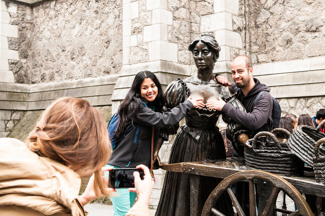 Jeanne Rynhart's Molly Malone statue (St Andrew St, Dublin)