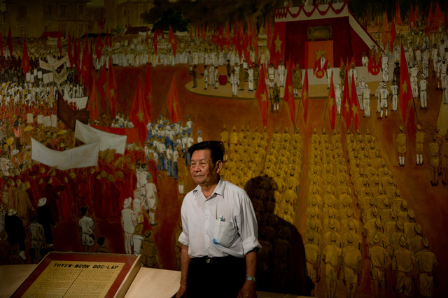 Standing before a painting of Proclamation of inde