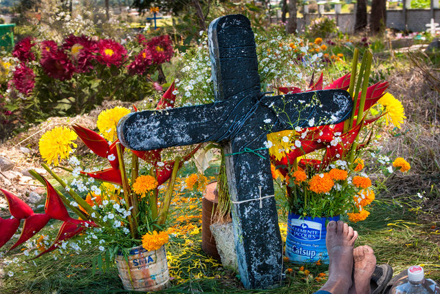 Cross and flowers, Dia de los Muertos