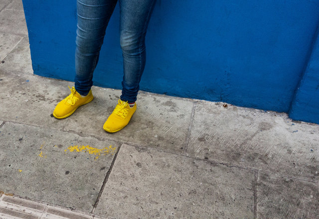 Zapatos amarillo con pintura amarilla