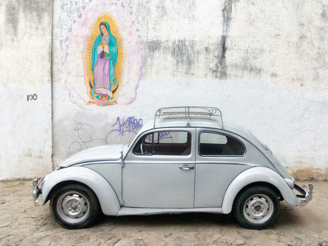 Vocho blanco y Lupita