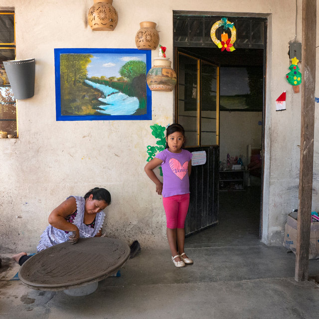 Mujer haciendo un comal y su hija