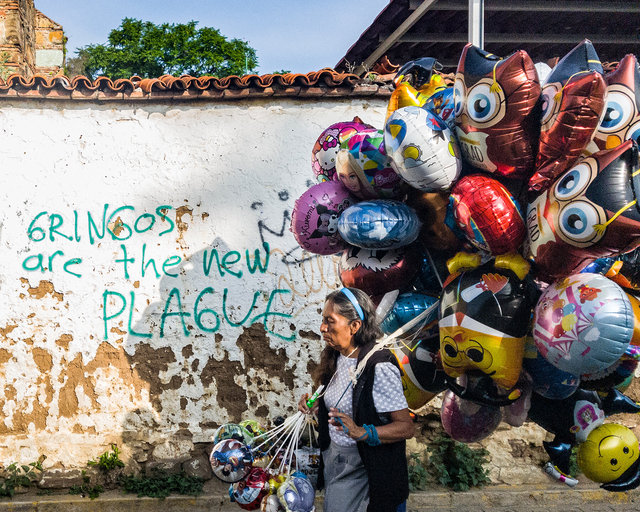Gringos are the new plague and vendedor de globos