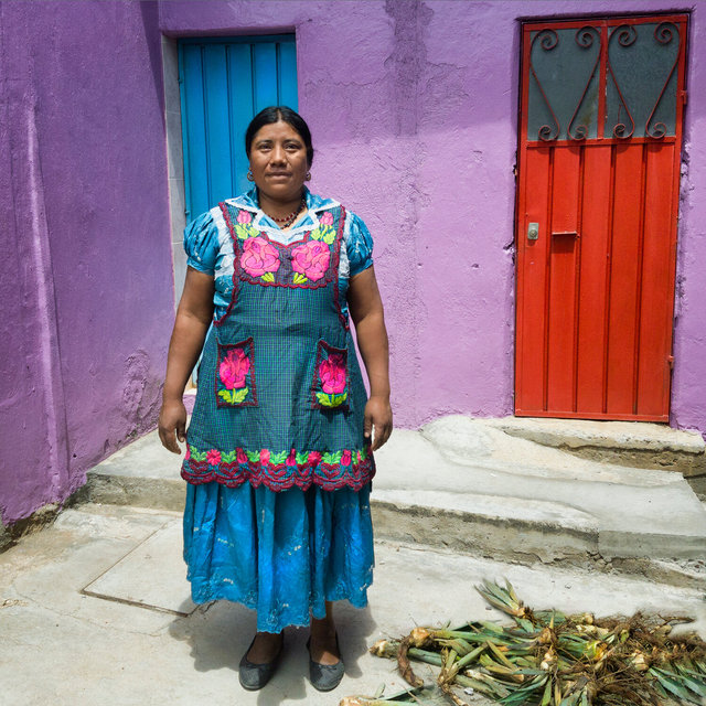 Amalia con plantas jóvenes de agave