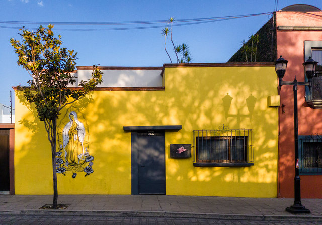 Casa en amarillo con Lupita