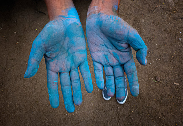 Manos con glaseado ceramica azul