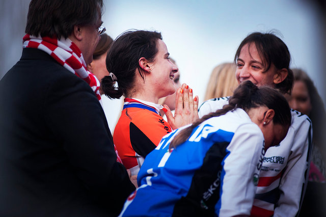 Onderonsje vlak voor de huldiging met nummer drie, de Britse Helen Wyman