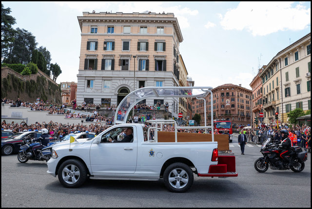 2025-04-26T103439Z_2054442742_RC2M5EAJRL97_RTRMADP_3_POPE-FRANCIS-FUNERAL.JPG