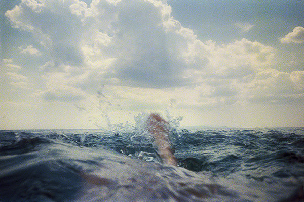 me-splash-foot-sea-ok-shrp.jpg