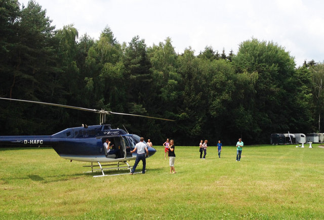 Helikopterrundflug mit Außenlandung auf dem Rettershof in Kelkheim, thomsen Heli-Service, 01 51 - 24 11 53 29, info@thomsen-heli.com, Dipl.-Ing. Sonja Thomsen-3.JPG