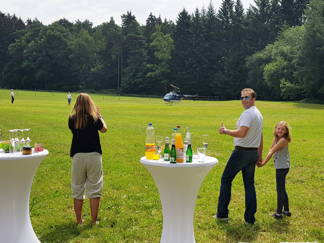 Helikopterrundflug mit Außenlandung auf dem Rettershof in Kelkheim, thomsen Heli-Service, 01 51 - 24 11 53 29, info@thomsen-heli.com, Dipl.-Ing. Sonja Thomsen-12.JPG