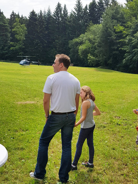 Helikopterrundflug mit Außenlandung auf dem Rettershof in Kelkheim, thomsen Heli-Service, 01 51 - 24 11 53 29, info@thomsen-heli.com, Dipl.-Ing. Sonja Thomsen-11.JPG