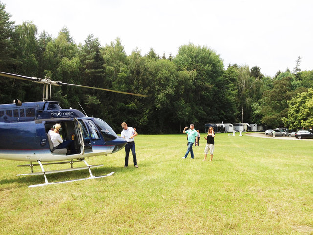 Helikopterrundflug mit Außenlandung auf dem Rettershof in Kelkheim, thomsen Heli-Service, 01 51 - 24 11 53 29, info@thomsen-heli.com, Dipl.-Ing. Sonja Thomsen-4.JPG