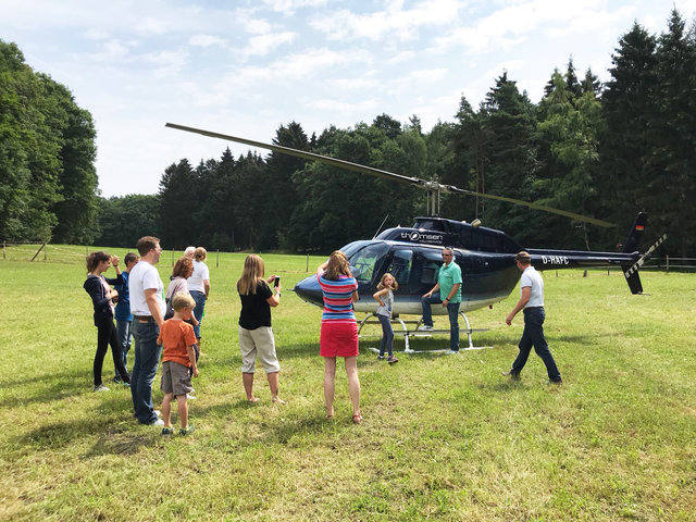 Helikopterrundflug mit Außenlandung auf dem Rettershof in Kelkheim, thomsen Heli-Service, 01 51 - 24 11 53 29, info@thomsen-heli.com, Dipl.-Ing. Sonja Thomsen-8.JPG