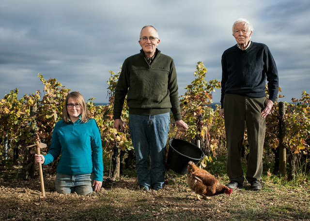 Clothilde, Frédéric et Michel Lafarge dans le clos du château des Ducs ou transmission