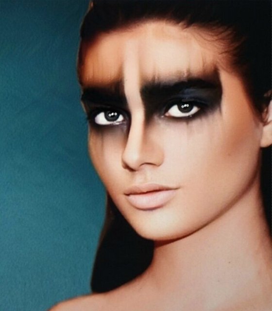 MODEL- ELOPE TO PARIS SHOW