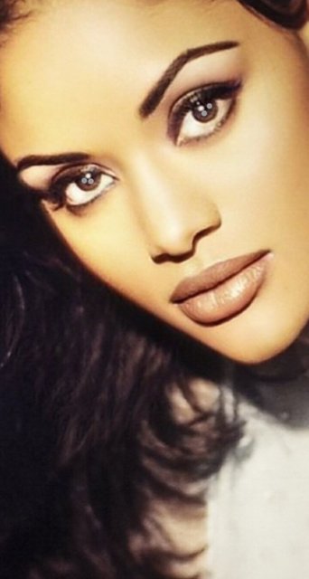 ELAINE NDABU- INTL' EBONY FASHION FAIR MODEL