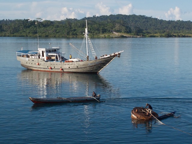 Laut India atracando no Ambu-Ambu