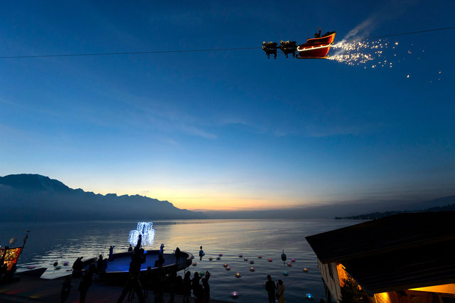 Flying Santa Claus - Montreux - 2014
