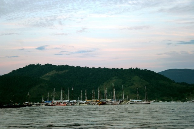 Barcos ancorados em frente à Paraty