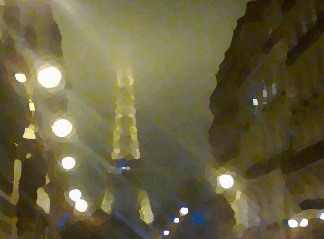 La Tour Eiffel, dans le brouillard