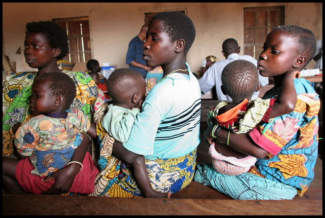 RDC - de jeunes mamans dans un dispensaire médical
