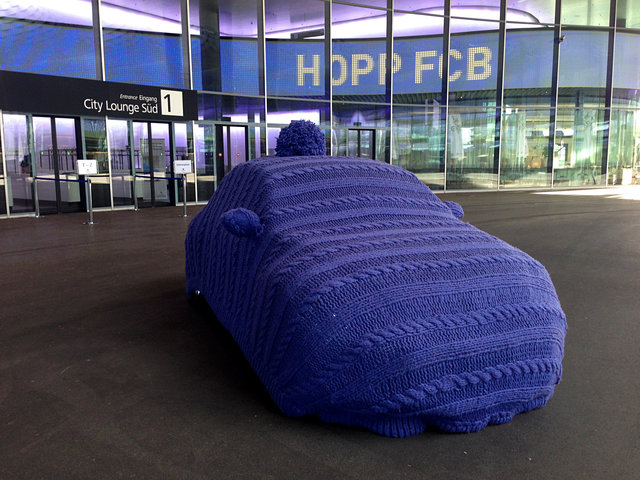 knitted car at Messe Platz (2) VB.JPG