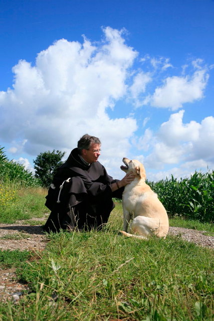 fransiscaan met hond