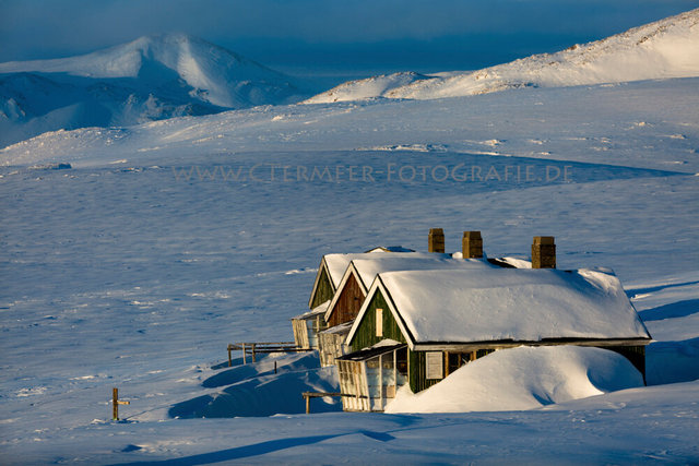 Fischerhütten im Schnee, Kap Tobin, Ost-Grönland, 