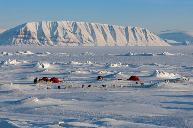 Rote Zelte der am Folgetag gestarteten Avanersuaq-Expedition von Arved Fuchs 2012,