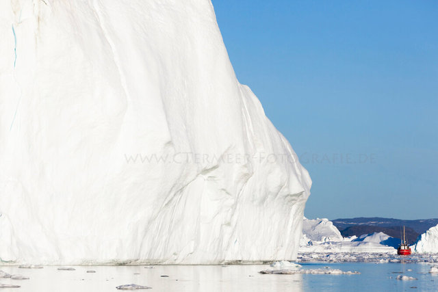 Eisberg mit Fischerboot, Ilulissat, Diskobucht, West-Grönland,