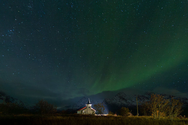 Sildpollnes-Kirche mit Polarlicht, Lofoten, Norwegen