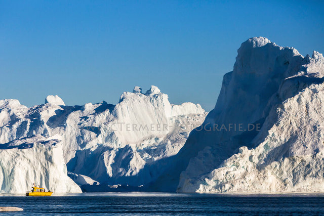Wassertaxi zwischen Eisbergen, Ilulissat-Eisfjord, West-Grönland,