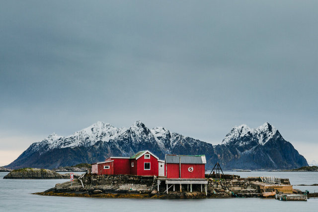 Hütten auf einer Insel vor Svolvaer, Lofoten, Norwegen