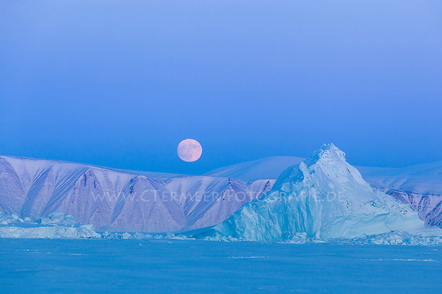 Vollmond mit Eisberg, Qaanaaq, Nord-Grönland, 