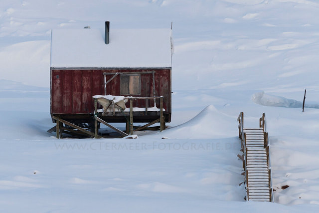 Jägerhütte mit Treppe, Ittoqqortoormiit, Ost-Grönland,