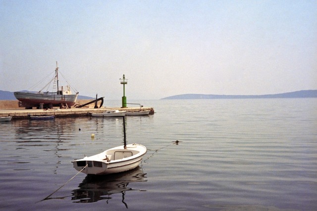 Barco branco ancorado